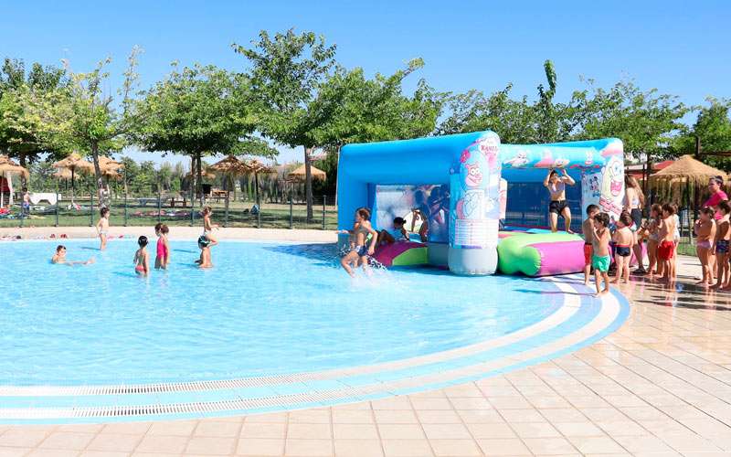 Los campamentos urbanos de Úbeda se despiden con una fiesta en la piscina