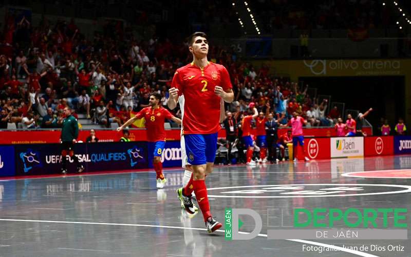 La Selección Española brilla en el Olivo Arena con un doblete de Antonio Pérez