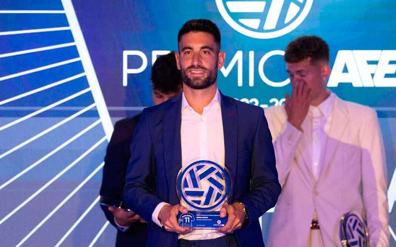 Mario Martos recibe el Premio AFE como mejor jugador del Grupo IX de Tercera RFEF 2022-2023