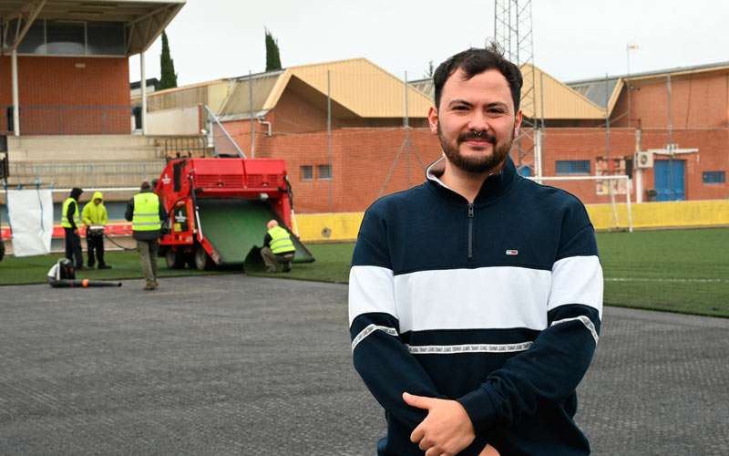 El Ayuntamiento de Linares sustituye el césped artificial del campo de fútbol de ‘San José’