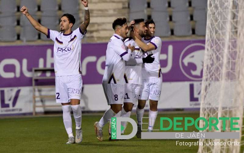 El Real Jaén reacciona para vencer al Torredonjimeno y aprovechar el pinchazo del líder