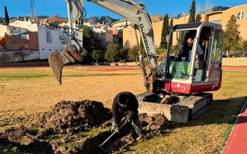 Trabajos en la pista de atletismo ‘Ángel Cortés’ para lograr la homologación