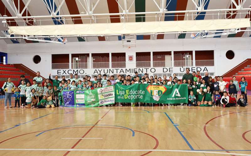 Úbeda reunió a más de un centenar de jóvenes en torno a un encuentro de balonmano