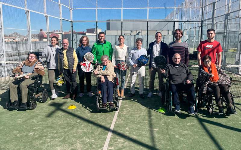 Los cursos de pádel adaptado reúnen a 16 integrantes de Adacea Jaén