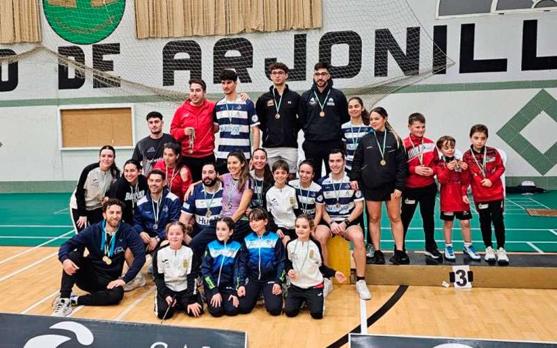 Arjonilla corona a los ganadores del TOP TTR Absoluto y Minibádminton