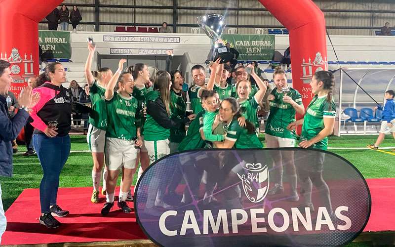 El Úbeda Viva levanta la copa de la Liga Fomento