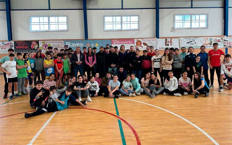 Ocio y deporte reúnen a más de un centenar de jóvenes en Villanueva de la Reina