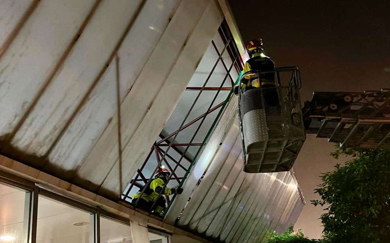 Los bomberos arreglan una de las fachadas laterales de la piscina cubierta de La Salobreja