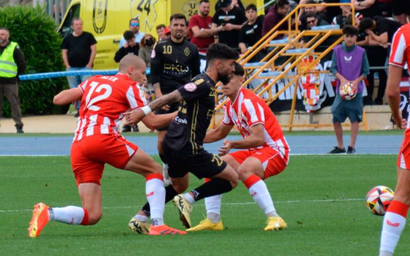 El Real Jaén afianza la segunda plaza con un sólido triunfo ante el Almería B