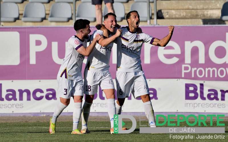 El Real Jaén se impone con claridad al Torre del Mar y reduce diferencias con el líder