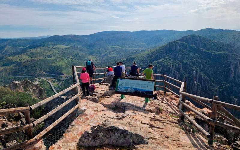 La ruta de senderismo ‘Despeñaperros’ reúne a una treintena de personas