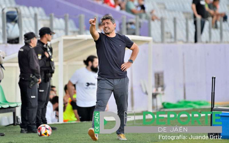 Roberto Peragón seguirá en el banquillo del Real Jaén