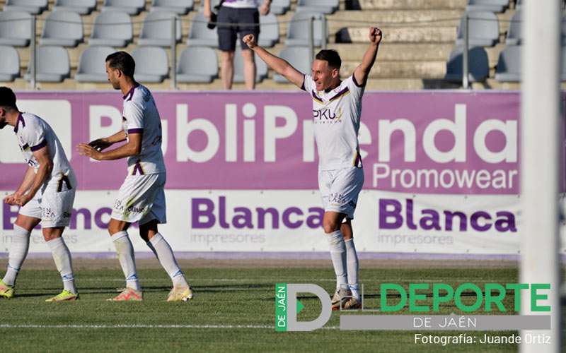 El Real Jaén oficializa la renovación de Migue García