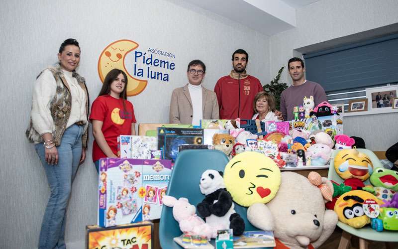 Jaén CB y Real Jaén entregan a ‘Pídeme la Luna’ los juguetes de su recogida solidaria