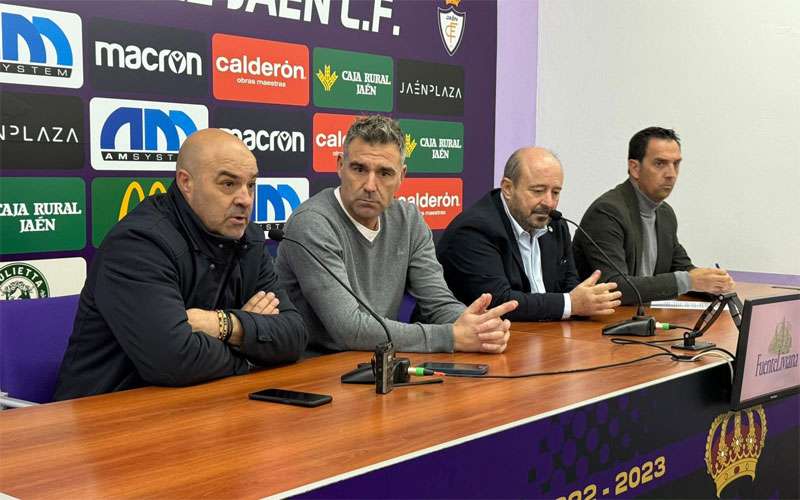 Cambio de rumbo en el Real Jaén con la salida de Puskas y Peragón