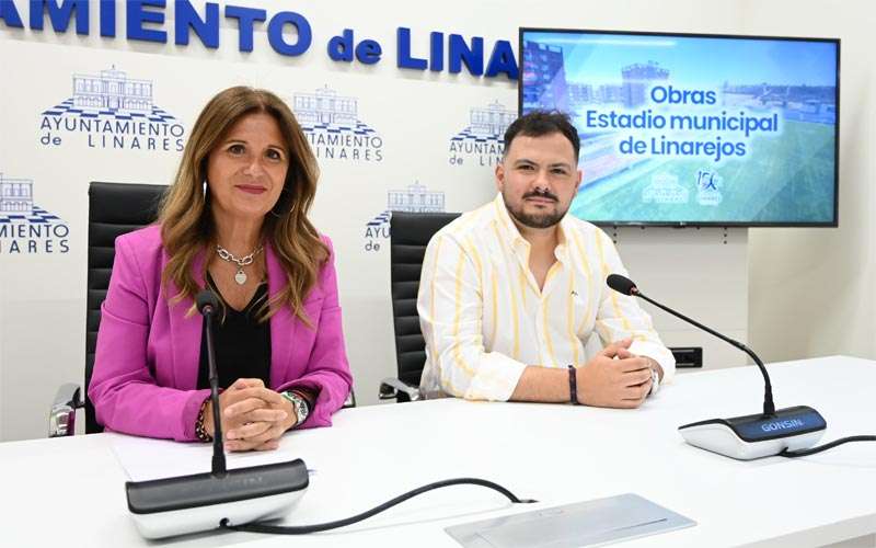 La alcaldesa de Linares reafirma su compromiso con las obras del Estadio de Linarejos