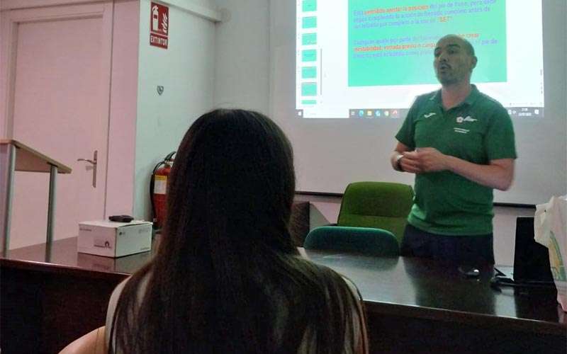 Los equipos de Jaén Rugby conocen nuevas normas arbitrales con Luis Lasala