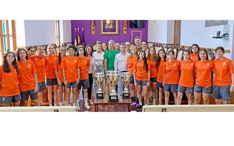Julio Millán recibe a las cadetes del Real Jaén de fútbol y fútbol sala