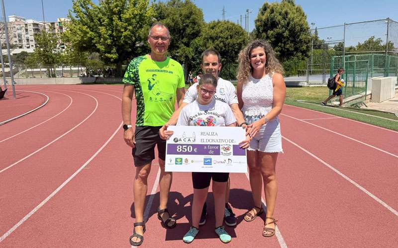 Entregada a la asociación ‘Todos con Adriana y el Síndrome de Pitt Hopkins’ la recaudación de la VII Maratón en Pista Solidario