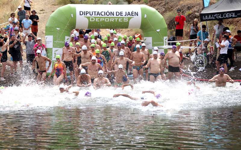 El VIII Circuito Provincial de Travesías a Nado acoge a más de 230 participantes