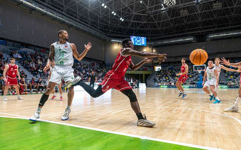El Jaén CB no logró mantener la regularidad y cayó en el Olivo Arena ante el Cáceres