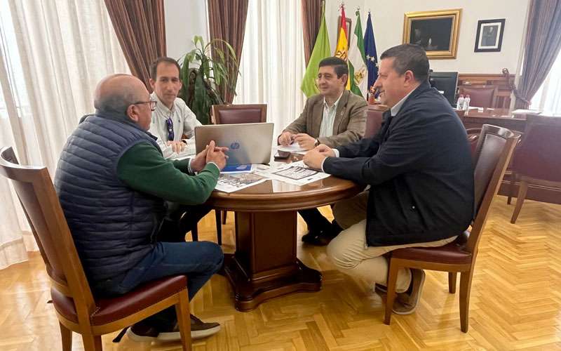 Reunión para abordar la celebración del Campeonato del Mundo de Parapente en 2026 en Pegalajar