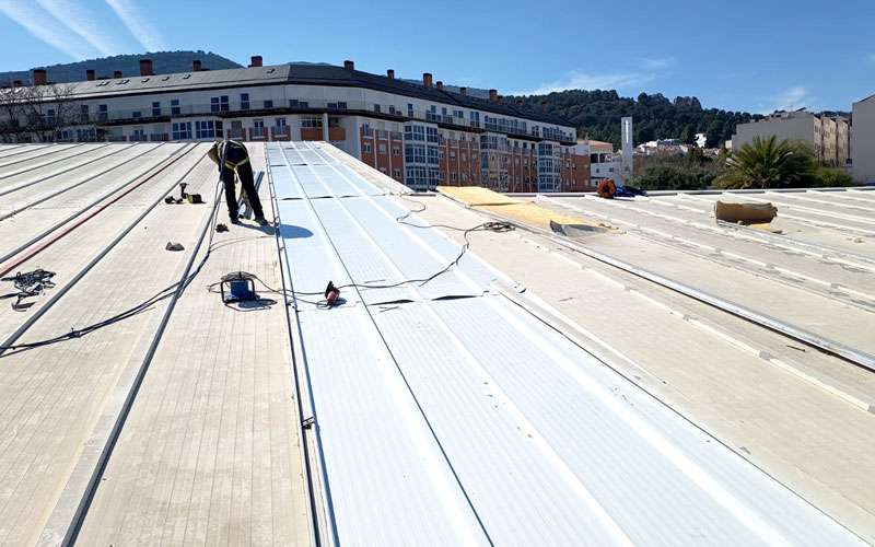 Comienza el arreglo de la cubierta de la piscina de Las Fuentezuelas