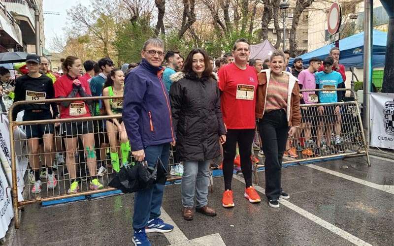 Los atletas desafían a la lluvia en la carrera del IES San Juan Bosco