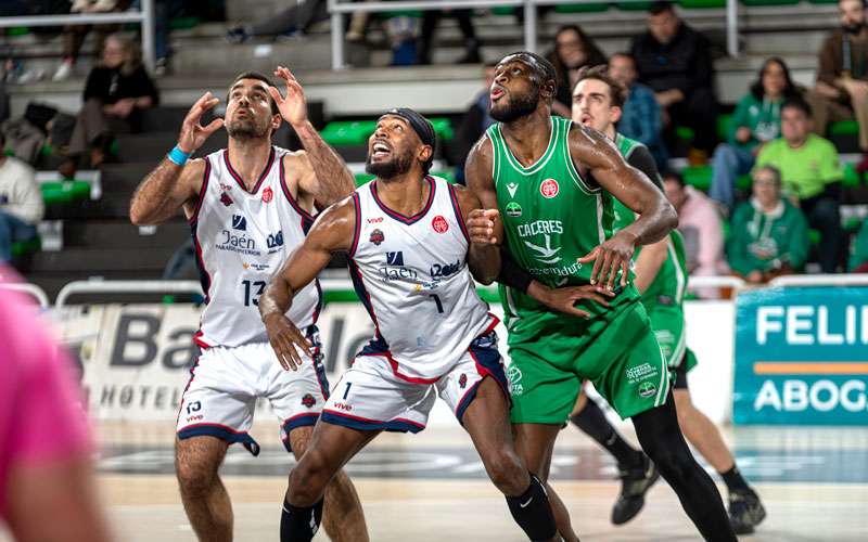 Al Jaén CB se le escapa en Cáceres una nueva oportunidad