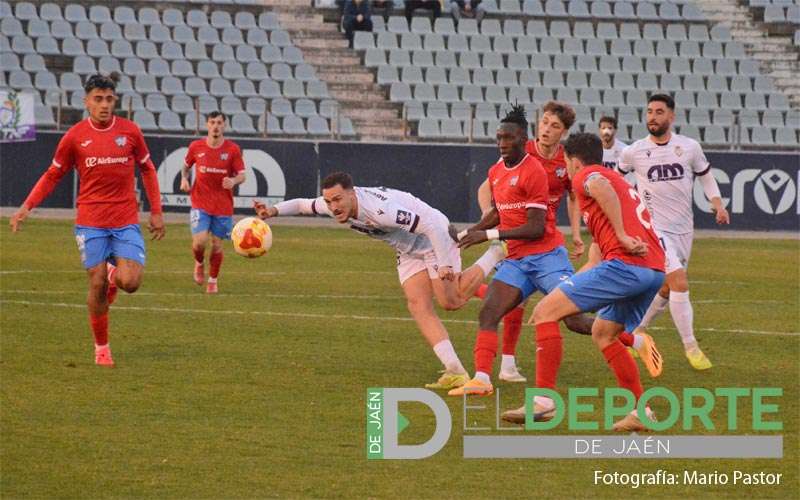 Real Jaén y Estepona empatan en un partido de poco fútbol