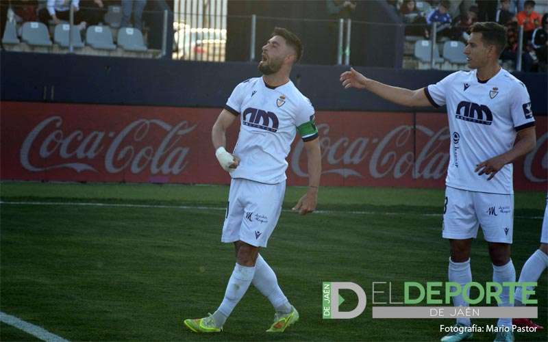 El Real Jaén tumba al líder con contundencia y buen juego