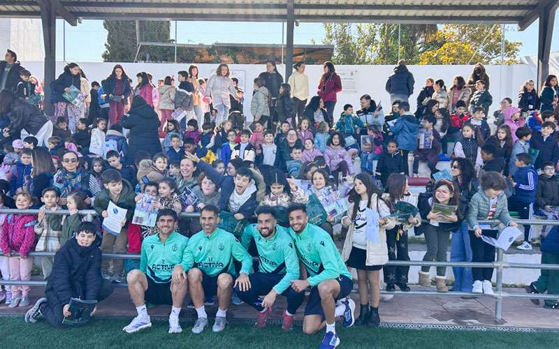 El Real Jaén entrenó en Torredelcampo con la asistencia de 700 escolares
