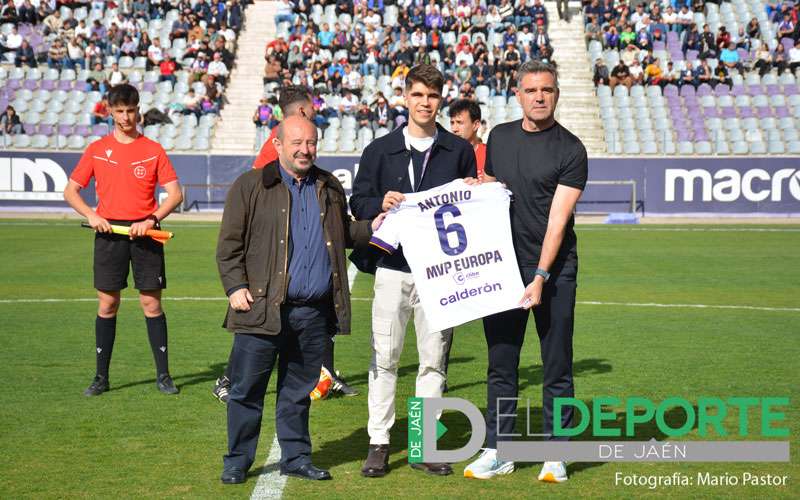 Antonio Pérez realizó el saque de honor en La Victoria