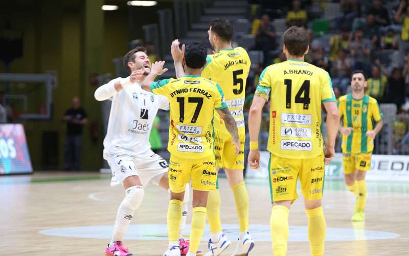 La clasificación para el playoff por el título liguero pasa por el Palau D’Esports de Alzira