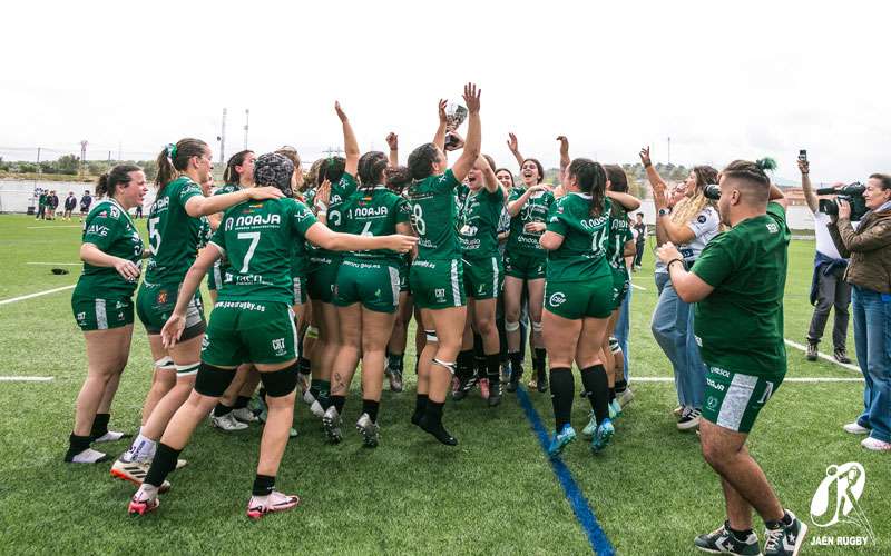 Jaén Rugby Femenino levantó el trofeo de campeón de Andalucía