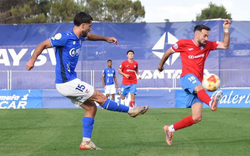 El Linares tropieza en casa y deja sin sellar su permanencia