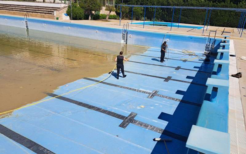 El Ayuntamiento expone a los clubes la hoja de ruta para la apertura de la piscina de verano de La Salobreja