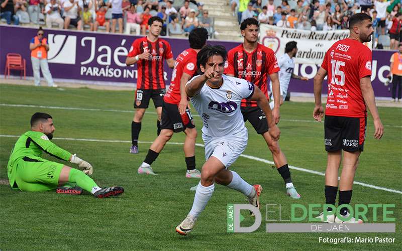 El Real Jaén vence con sufrimiento para mantenerse en la lucha por el playoff de ascenso