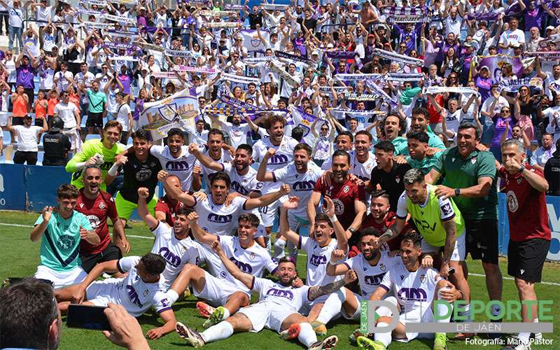 El mejor Real Jaén de la temporada vence al UCAM y saca licencia para soñar con el ascenso