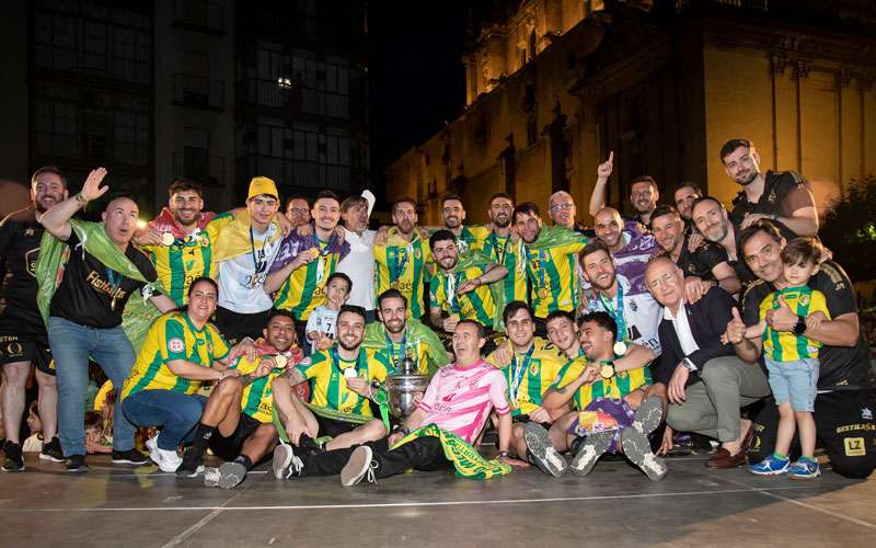 Fiesta de la plantilla del Jaén FS con la Marea Amarilla