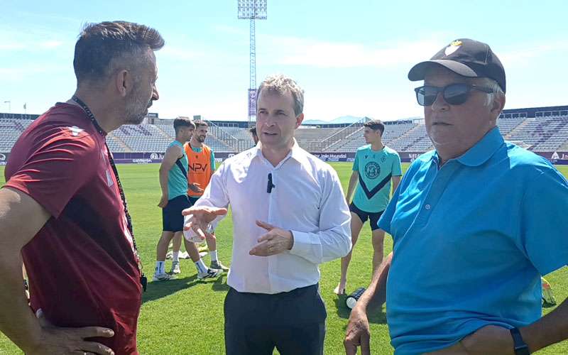 Visita de Julio Millán a la plantilla del Real Jaén antes del encuentro de este domingo