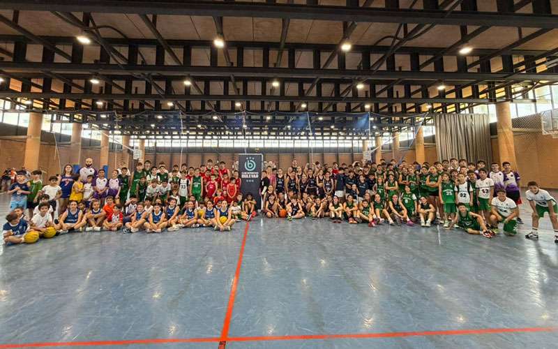 Más de un centenar de jóvenes participaron en una jornada de baloncesto en Las Fuentezuelas