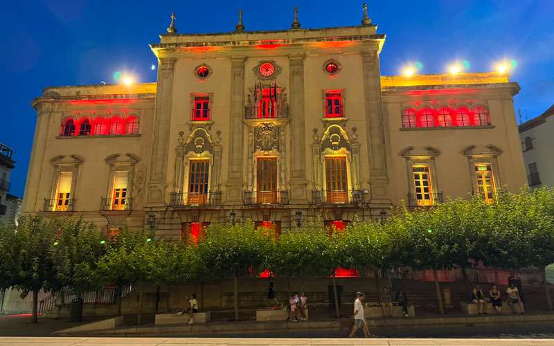 El Ayuntamiento de Jaén se iluminó como reconocimiento a la Selección
