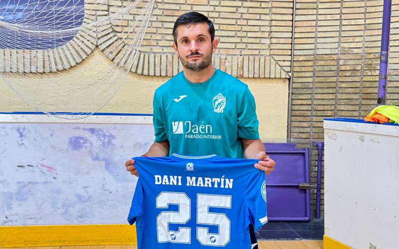 Dani Martín firma por el Avanza Jaén Paraíso Interior