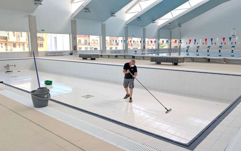 Puesta a punto de la Piscina Cubierta Municipal de Torredelcampo