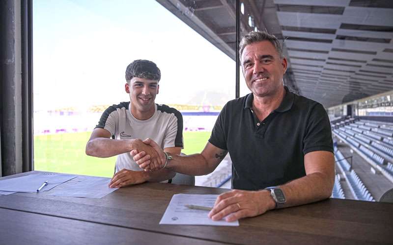 Mario Pozo firma su primer contrato profesional con el Real Jaén