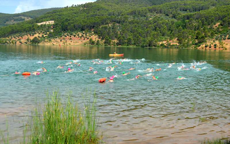 Un total de 235 deportistas participaron en el IX Circuito Provincial de Travesías a Nado de la Diputación