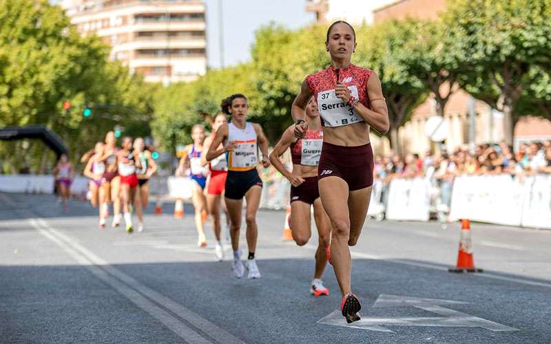 Ignacio Fontes, Marta Serrano, Mohamed Attaoui y Carla Gallardo, en la Milla Urbana
