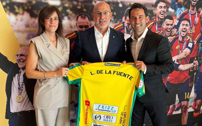 Luis de la Fuente recibe la camiseta del Jaén FS