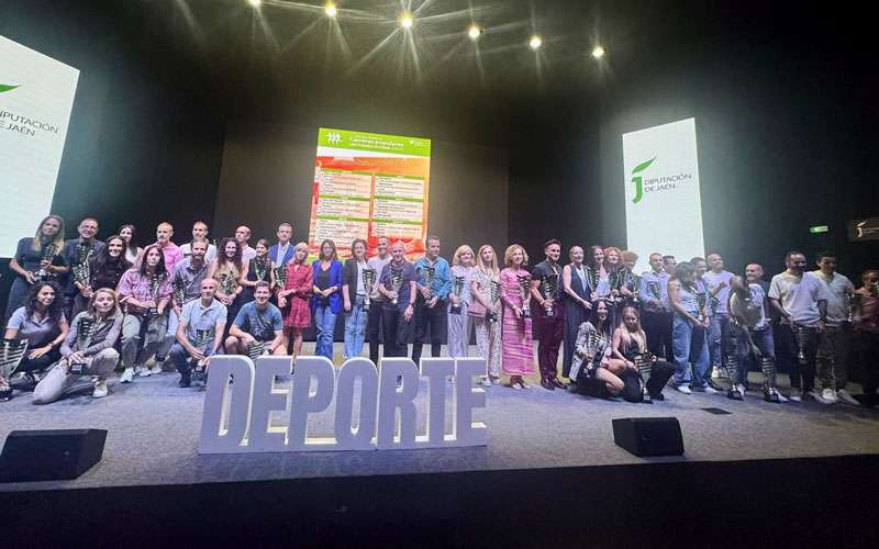 Los ganadores del XVII Gran Premio de Carreras Populares reciben sus galardones